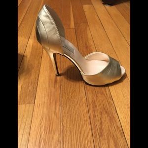 Spiegel Metallic Gold peep toe pump